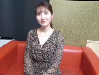 18岁嫩妹酒店玩不同道具口交啪啪.